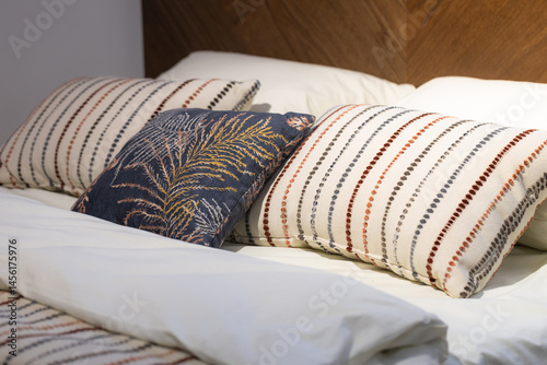 Obraz na płótnie Closeup of cushions on bed w salonie