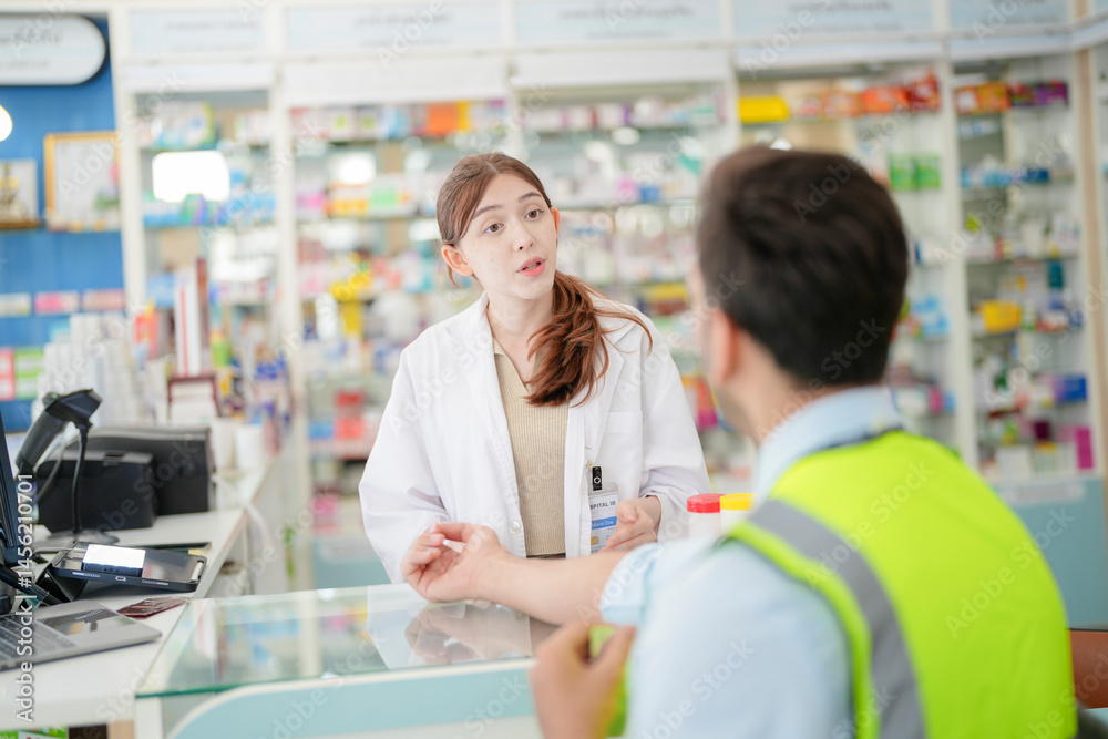 Obraz premium pharmacist engages with a customer offering guidance on medication usage. emphasizes the critical role of pharmacists in ensuring patient engineer worker safety and delivering personalized healthcare.