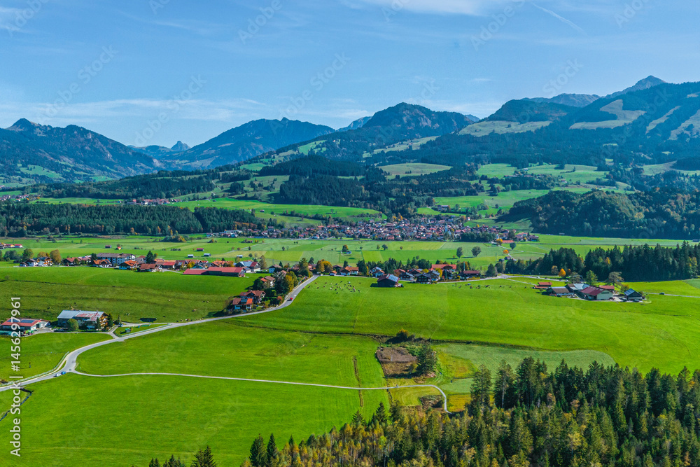 Das Wandergebiet Tiefenberger Moos im Oberallgäu an einem sonnigen Herbsttag von oben