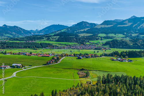 Obraz na płótnie Das Wandergebiet Tiefenberger Moos im Oberallgäu an einem sonnigen Herbsttag von oben w salonie
