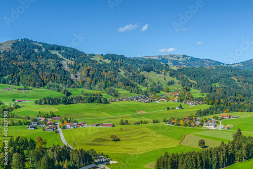 Das Wandergebiet Tiefenberger Moos im Oberallgäu an einem sonnigen Herbsttag von oben