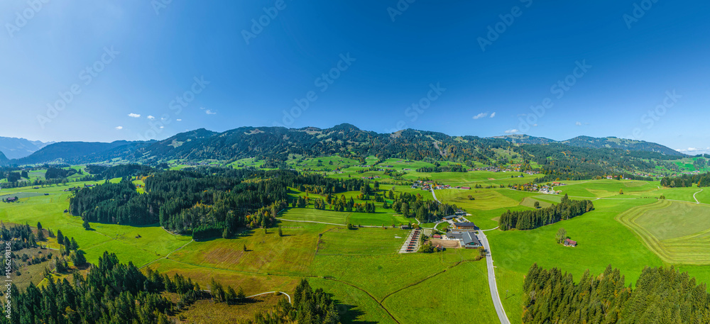 Das Wandergebiet Tiefenberger Moos im Oberallgäu an einem sonnigen Herbsttag von oben