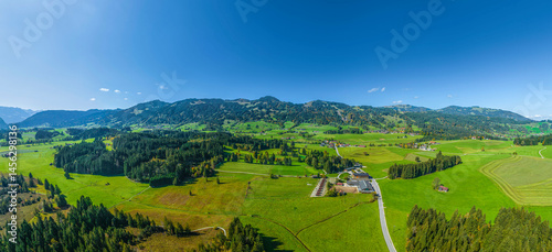 Obraz na płótnie Das Wandergebiet Tiefenberger Moos im Oberallgäu an einem sonnigen Herbsttag von oben w salonie