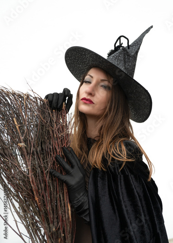 Coole Halloweenhexe mit Hut und Besen