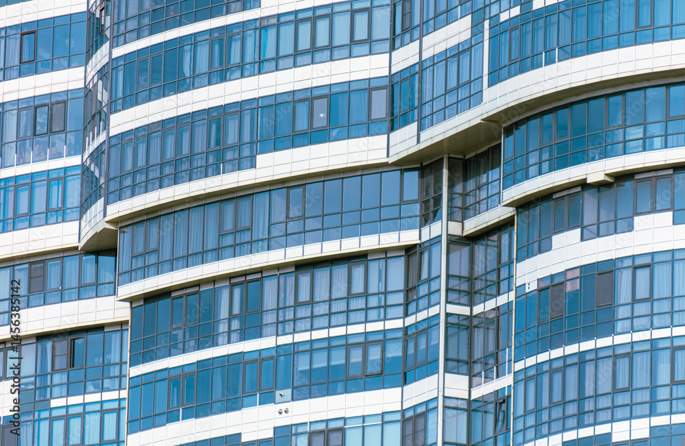 Obraz premium A tall building with many windows and a blue tint