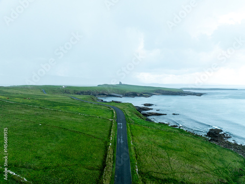 Weite Küstenlandschaft von Mullaghmore Head mit Straße zum Meer photo