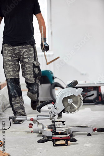 Obraz na płótnie Professional handyman installing laminate flooring in a new apartment. w salonie