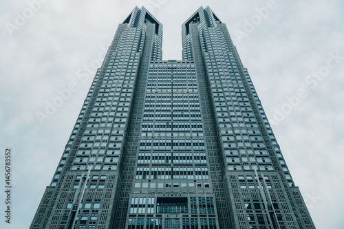曇天の東京都庁