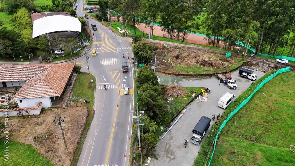 Video realizado con drone cerca al Municipio de La Ceja, en la vía que conduce al Municipio de Rionegro, Antioquia, Colombia. Actualmente se construye en esa vía la segunda calzada.