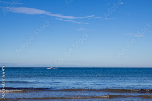 Obraz na płótnie boat on the beach w salonie