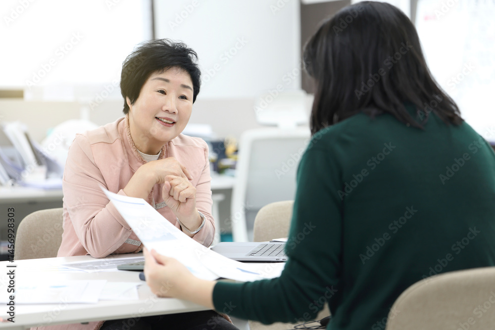 팀 회의 중인 젊은 세대와 기성세대 팀 회의 중인 젊은 세대와 기성세대
