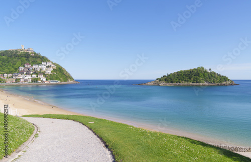Obraz na płótnie During the vacations in the city of Donostia-San Sebastián, you can enjoy the beautiful Ondarreta beach, a perfect destination for tourism. w salonie