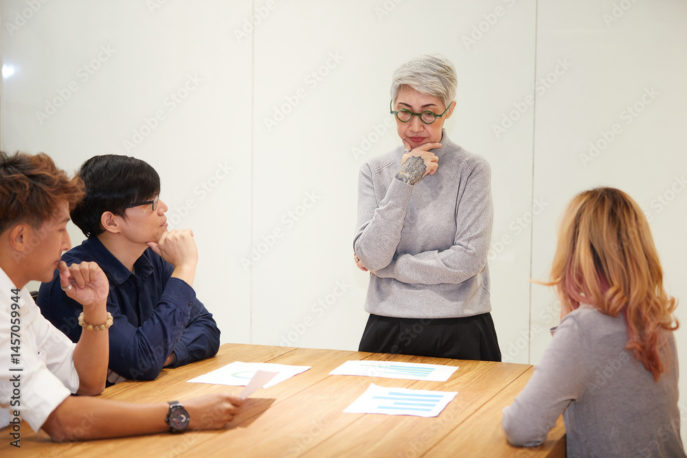Obraz premium senior businesswoman meeting and talking about work or project in the office