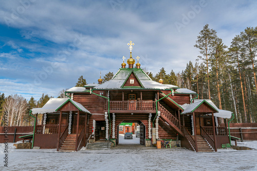 Foto A large wooden building with a cross on top in Ganina Yama in Yekaterenburg Russ