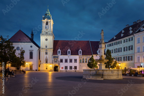 Obraz na płótnie Bratislava, Slovakia. View of Hlavne namestie square and old Town Hall at dusk w salonie