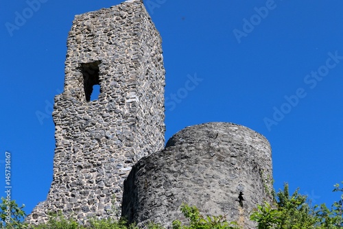 Burgruine mit Steintürmen