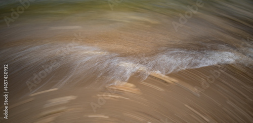 Obraz na płótnie Motion of Blurred ocean waves on shore. Nature abstract background w salonie