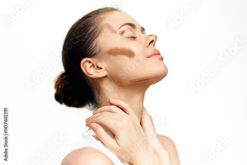 Obraz na płótnie Young woman with artistic makeup showcasing beauty and creativity against a clean white background, expressing confidence and serenity through her pose and expression. w salonie