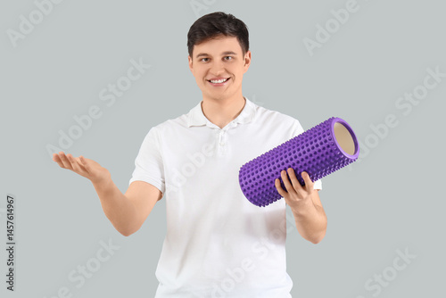 Male physiotherapist with f...