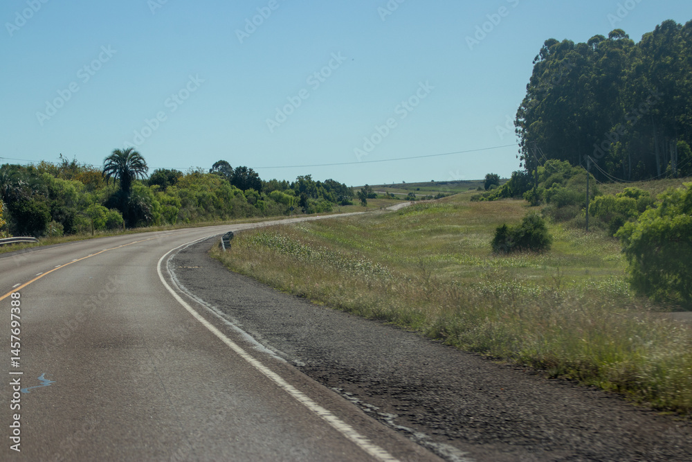 Naklejka premium Curva en la carretera en el medio del campo