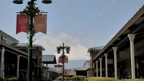 静岡県御殿場市にある御殿場プレミアム・アウトレットと富士山
