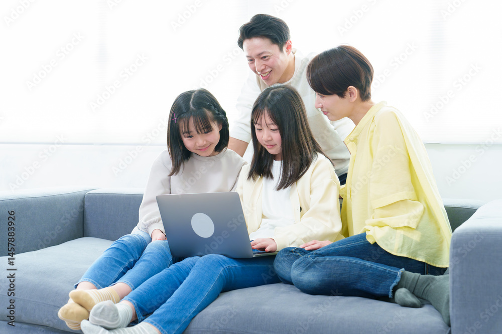 リビングでパソコンを使う親子