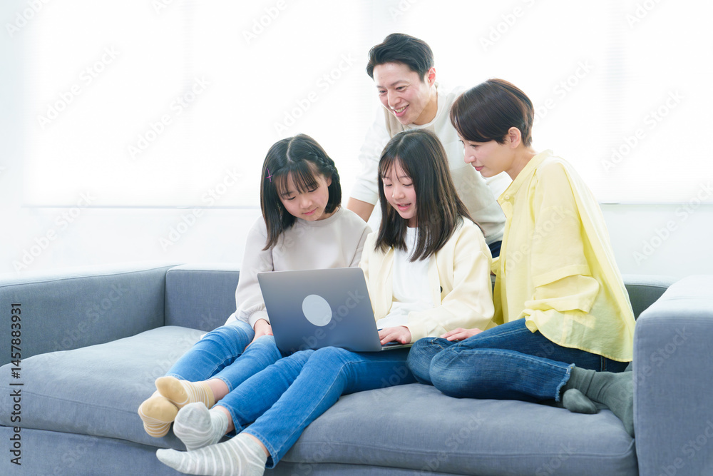 リビングでパソコンを使う親子
