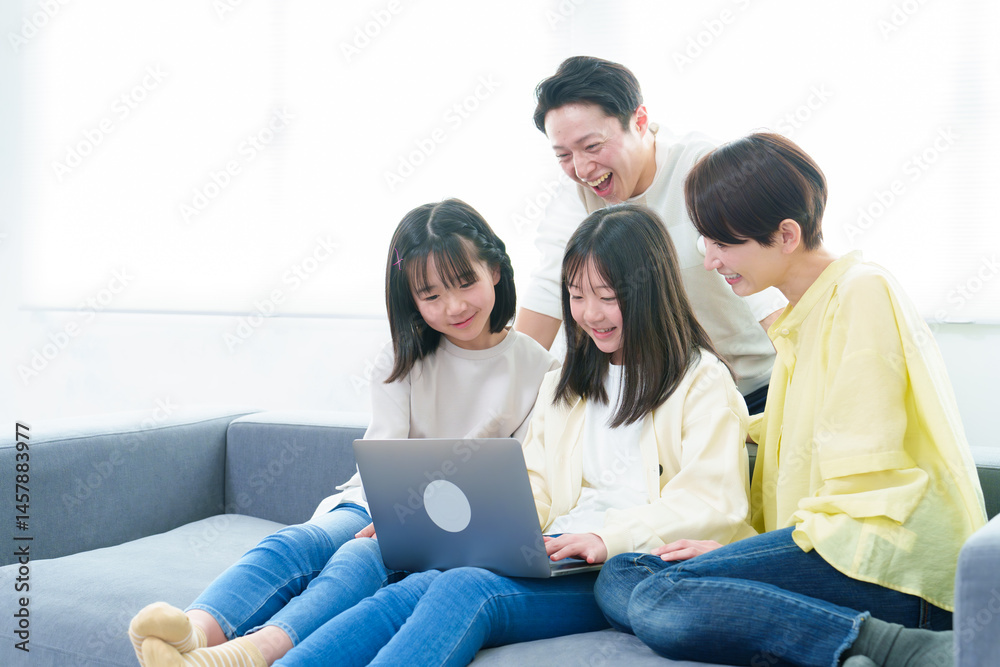 リビングでパソコンを使う親子