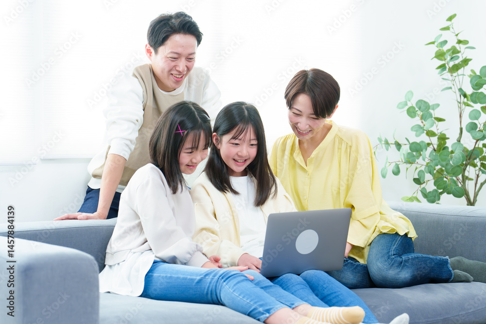 リビングでパソコンを使う親子