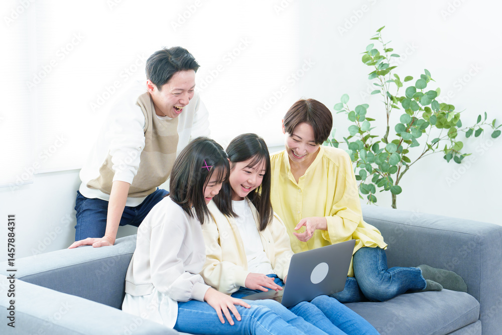 リビングでパソコンを使う親子