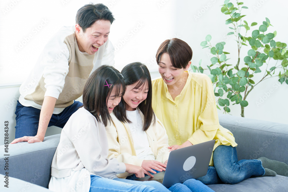 リビングでパソコンを使う親子