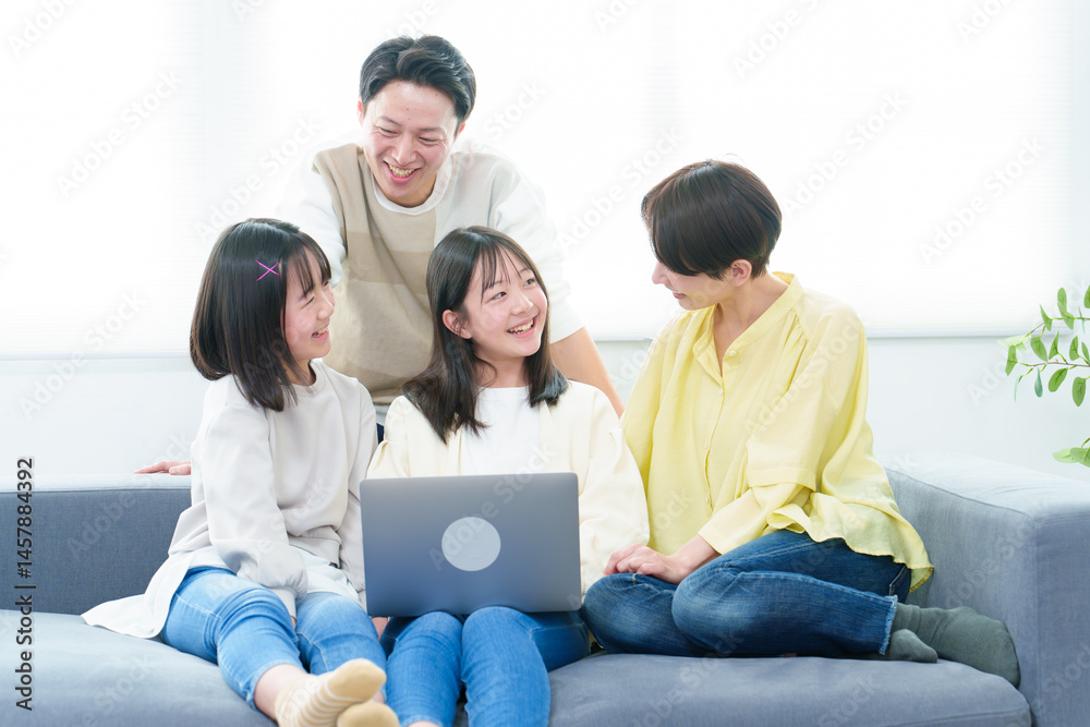 リビングでパソコンを使う親子