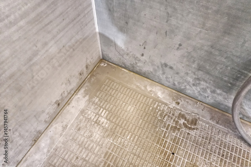 掃除前の水垢たっぷりのお風呂の床 Unit bath floor with limescale before cleaning