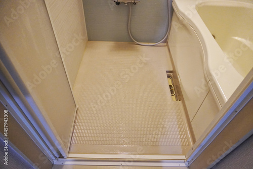 お掃除してきれいになったユニットバスお風呂の床Clean unit bath floor after cleaning