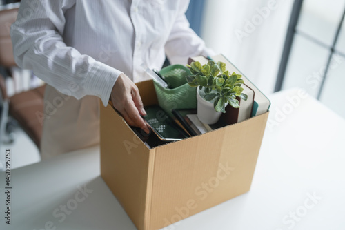 Fotografia Quit Job senior asian business woman sending resignation letter and packing Stuf