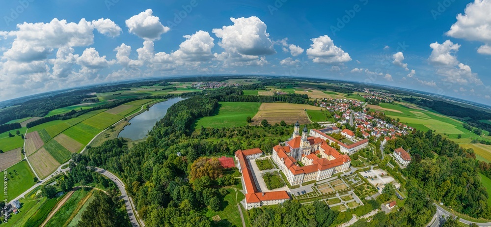 Die Ortschaft Roggenburg mit dem gleichnamigen Kloster in der Region Donau-Iller aus der Vogelperspektive