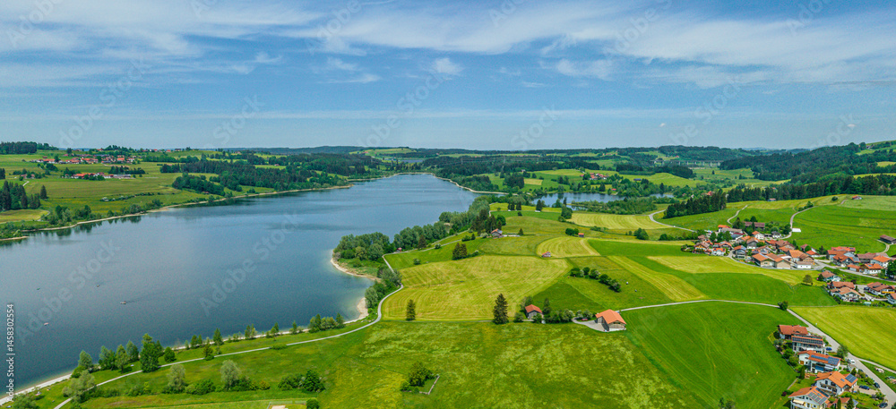 Blick auf den Rottachsee bei Petersthal im Allgäuer Seenland im Frühling