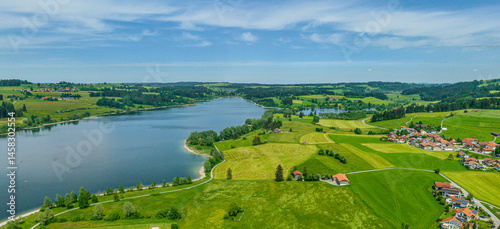 Obraz na płótnie Blick auf den Rottachsee bei Petersthal im Allgäuer Seenland im Frühling w salonie