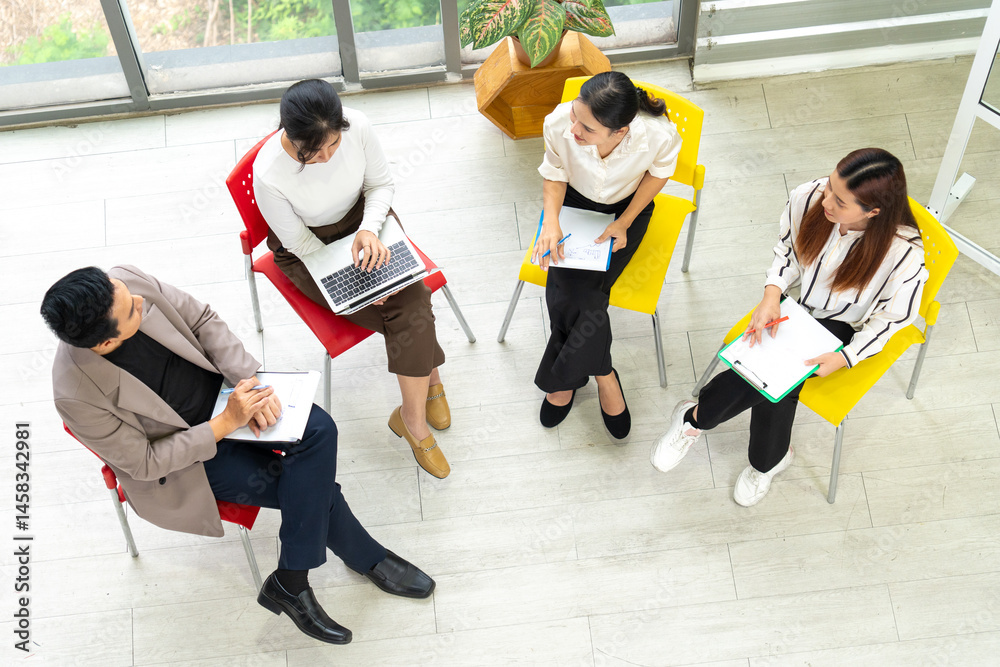 A group of business people discuss their work, make sales plans, brainstorm, and cooperate to achieve their goals.