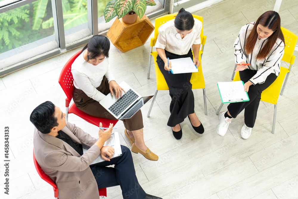 A group of business people discuss their work, make sales plans, brainstorm, and cooperate to achieve their goals.