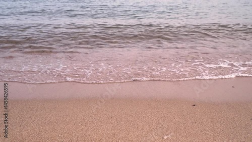夕方の砂浜と波