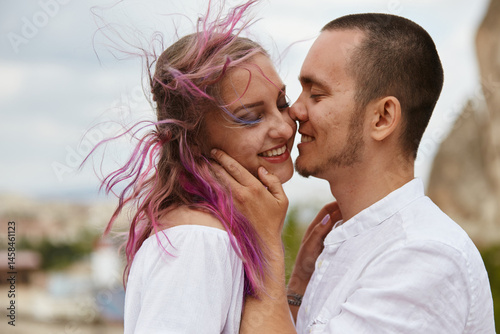 Foto Two people share a joyful moment, smiling and embracing each other warmly