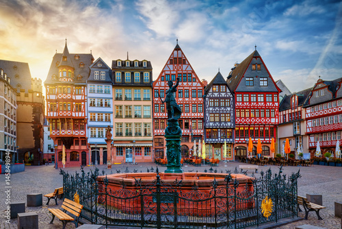 Obraz na płótnie Summer sunrise view of the old town Roemer in Frankfurt am Main, Germany, with the Fountain of Justice and no people w salonie
