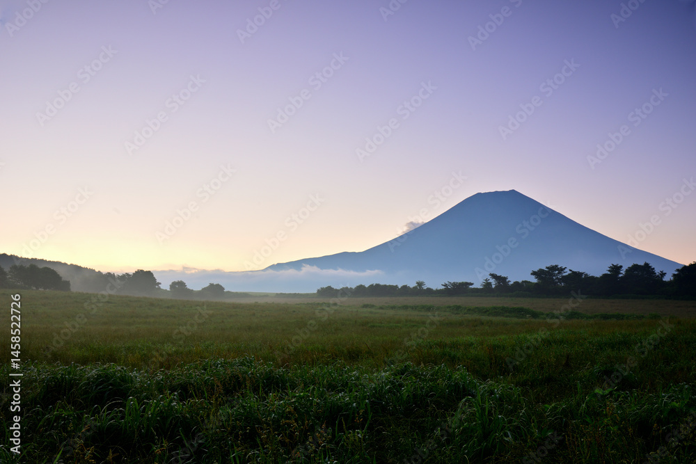 Fototapeta premium Mount Fuji in Japan just before sunrise