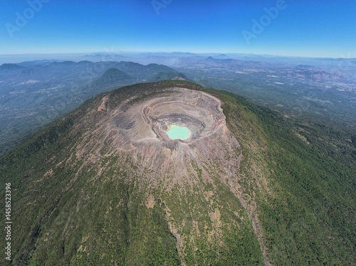 Foto Aerial view of Santa Ana Volcano with vibrant crater lake.