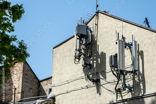 Mobilfunkantennen und Technikinstallation an Hauswand