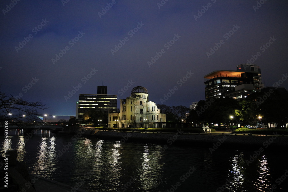 Naklejka premium 原爆ドーム (広島) (夜景)