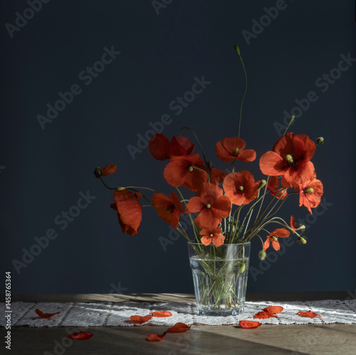 Obraz na płótnie bouquet of red poppies in glass w salonie