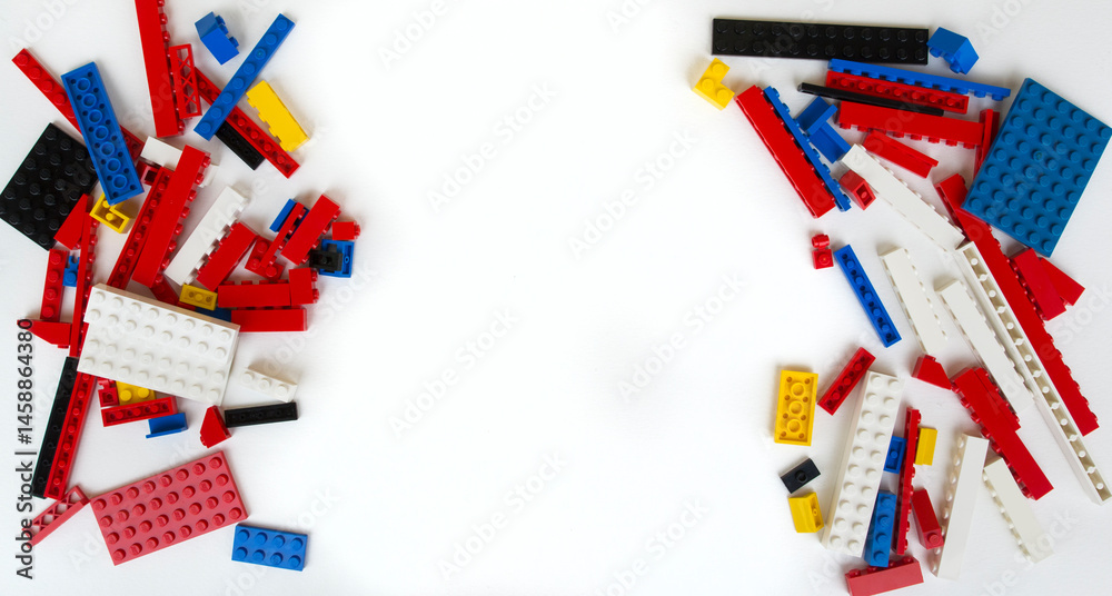 Obraz premium Piezas de LEGO oficial con fondo blanco