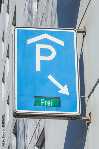 Obraz na płótnie Verkehrsschild Parkhauseinfahrt, Parkplätze frei, Deutschland w salonie